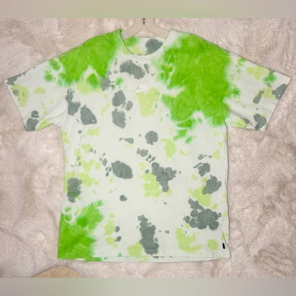 NIKE SPORTSWEAR PREMIUM ESSENTIALS OVERSIZED MEAN GREEN TIE DYE TEE SIZE: MEDIUM